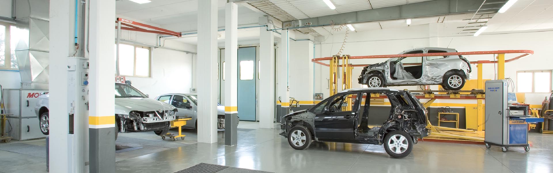 Interno della carrozzeria Cerretanicar a Sant'Elpidio a Mare